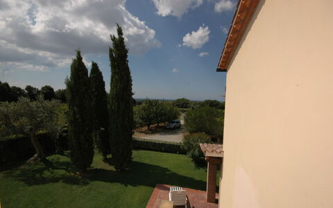 Poderino: Proprietà, Cielo, Albero, Casa, Erba, Nube, Camera, Architettura, Pianta, Costruzione