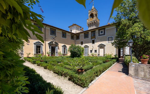 Montegufoni: Facciata, Giardino, Estate, Dimora, Cortile, Cortile, Prato, Landscaping, Hacienda, Villa