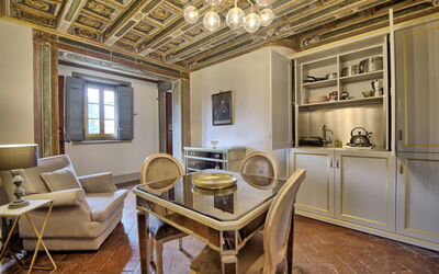 Cappella: Cornice, Mobilia, Tavolo, Sedia, Legna, Divano, Costruzione, Interior Design, Pavimentazione, Soggiorno