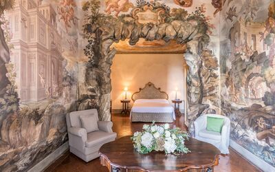 La Grotta: Camera, Proprietà, Interior Design, Mobilia, Soggiorno, Parete, Costruzione, Immobiliare, Casa, Estate