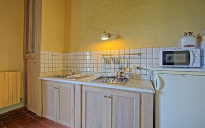 Tettoia: Proprietà, Camera, Cucina, Controsoffitto, Cabinetry, Mobilia, Giallo, Piastrella, Costruzione, Casa