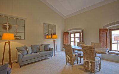 Montegufoni 27: Cornice, Mobilia, Proprietà, Divano, Finestra, Costruzione, Finestra Cieca, Soggiorno, Legna, Interior Design