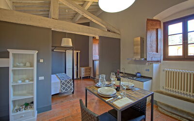 Montegufoni 22: Mobilia, Tavolo, Proprietà, Finestra, Legna, Sedia, Divano, Interior Design, Illuminazione, Cucina