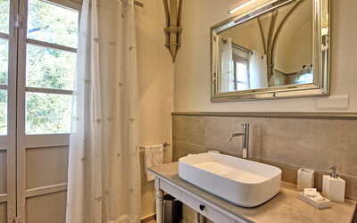 Segretario: Specchio, Rubinetto, Lavello, Idraulico Fixture, Lavandino Del Bagno, Proprietà, Bagno, Finestra, Legna, Costruzione