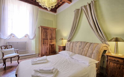 Guardiano: Mobilia, Interior Design, Letto, Camera Da Letto, Legna, Lenzuolo, Pavimento, Bedding, Pavimentazione, Soffitto