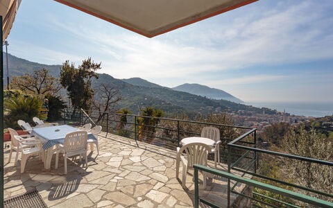 Villa Pia Con Piscina a Recco: Proprietà, Cielo, Immobiliare, Montagna, Casa, Costruzione, Casa, Camera, Estate, Vacanza