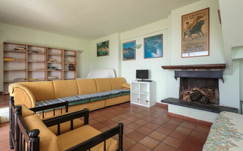 Villa Pia Con Piscina a Recco: Divano, Cornice, Mobilia, Tavolo, Interior Design, Architettura, Legna, Divano Letto, Soggiorno, Pavimento