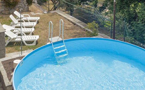 Villa Pia Con Piscina a Recco: Piscina, Acqua, Proprietà, Tempo Libero, Immobiliare, Casa, Vacanza, Vasca Idromassaggio, Rettangolo, Materiale Composito