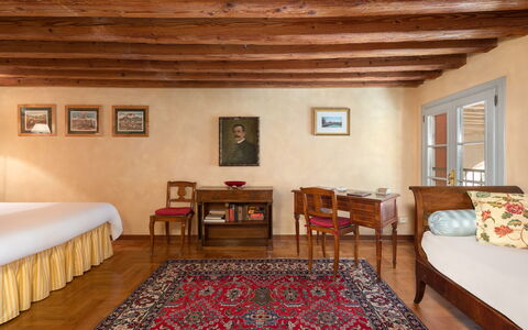 Ca' Marcello: Mobilia, Tavolo, Legna, Comfort, Finestra, Interior Design, Pavimentazione, Soggiorno, Pavimento, Cornice