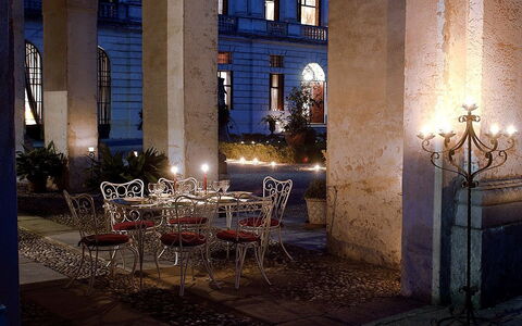 Ca' Marcello: Luce, Illuminazione, Costruzione, Architettura, Notte, Cielo, Albero, Interior Design, Camera, Ristorante