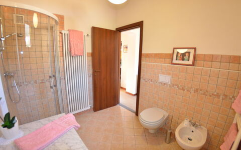 Alla Piazzetta Proprietà: Bagno, Camera, Proprietà, Casa, Interior Design, Costruzione, Immobiliare, Idraulico Fixture, Piastrella, Pavimento