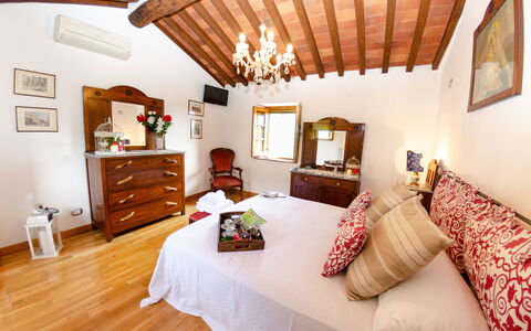 Alla Piazzetta Proprietà: Camera, Camera Da Letto, Mobilia, Proprietà, Interior Design, Soffitto, Letto, Costruzione, Lenzuolo, Casa