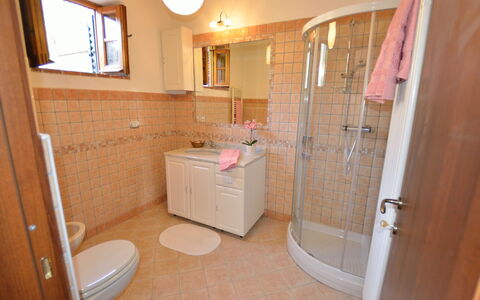 Alla Piazzetta: Camera, Proprietà, Bagno, Pavimento, Casa, Piastrella, Costruzione, Immobiliare, Interior Design, Mobilia