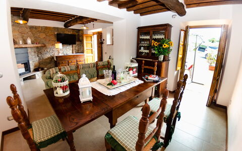 Alla Piazzetta: Proprietà, Camera, Costruzione, Sala Da Pranzo, Mobilia, Casa, Tavolo, Interior Design, Immobiliare, Soffitto