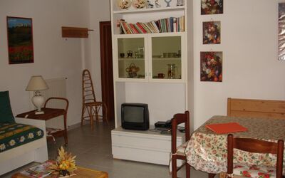 Gabriele: Camera, Mobilia, Interior Design, Proprietà, Soggiorno, Casa, Costruzione, Pavimento, Tavolo, Mensola