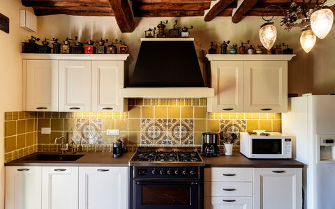 Villa Roncovisi: Controsoffitto, Cabinetry, Cucina, Camera, Mobilia, Proprietà, Interior Design, Soffitto, Illuminazione, Cucina Stufa