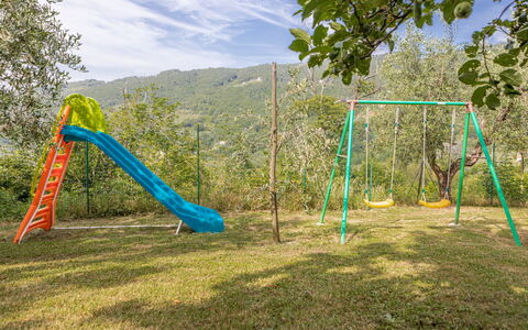 Villa Dell'angelo: Terreno Di Gioco, Swing, Attrezzatura Giochi All'Aperto, Spazio Pubblico, Campo Da Giuoco, Verde, Insediamento Umano, Albero, Scivolo, Giocare