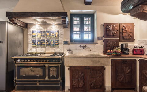 Villa Dell'angelo: Controsoffitto, Cabinetry, Mobilia, Camera, Cucina, Proprietà, Interior Design, Piastrella, Costruzione, Cucina Stufa