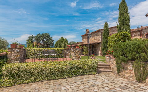 Villa Dell'angelo: Proprietà, Cielo, Parete, Casa, Costruzione, Immobiliare, Albero, Nube, Casa, Zona Residenziale