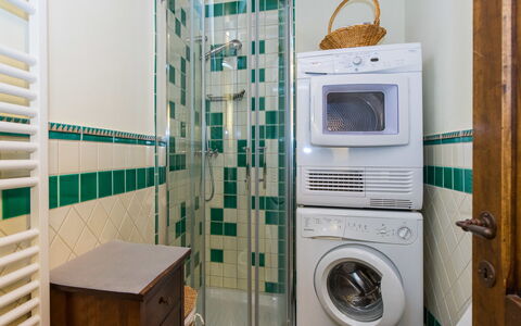 Appartamento Il Nido Di Giulia: Camera, Bagno, Apparecchio Major, Piastrella, Elettrodomestico, Lavanderia, Interior Design