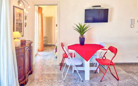 Lucrezia - San Lorenzo: Camera, Proprietà, Mobilia, Rosso, Tavolo, Sala Da Pranzo, Interior Design, Casa, Costruzione, Sedia