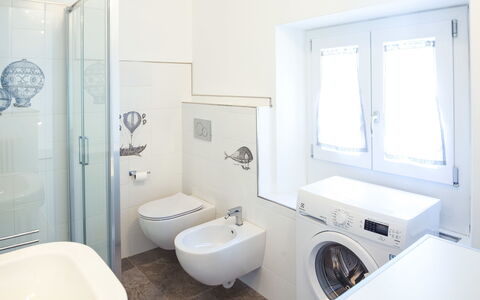 Lucrezia - San Lorenzo: Bagno, Proprietà, Camera, Idraulico Fixture, Interior Design, Vasca Da Bagno, Immobiliare, Casa, Costruzione, Pavimento
