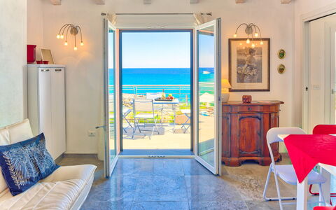 Lucrezia - San Lorenzo: Camera, Proprietà, Mobilia, Costruzione, Interior Design, Casa, Immobiliare, Camera Da Letto, Suite, Pavimento