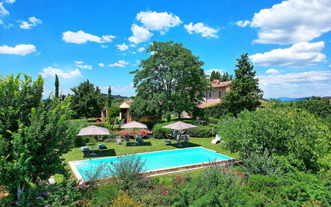 Villa Sonia: Paesaggio Naturale, Cielo, Verde, Proprietà, Immobiliare, Albero, Casa, Nube, Botanica, Piscina