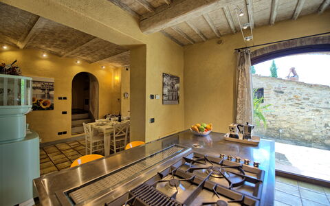 Villa Sonia: Tavolo, Interior Design, Illuminazione, Legna, Immobiliare, Soffitto, Elettrodomestico Da Cucina, Cucina, Soggiorno, Costruzione