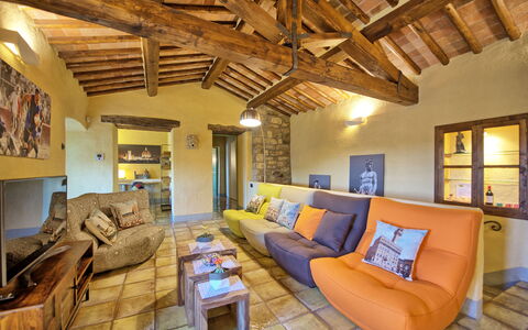 Villa Sonia: Cornice, Divano, Proprietà, Mobilia, Tavolo, Soggiorno, Legna, Divano Letto, Interior Design, Pavimento