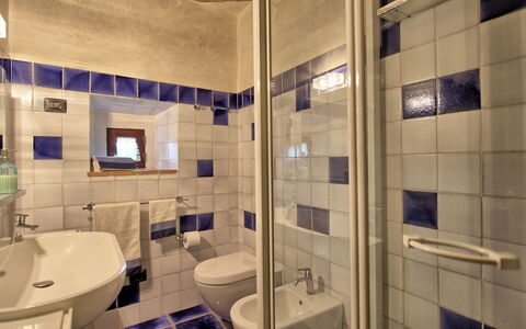 Villa Sonia: Specchio, Rubinetto, Idraulico Fixture, Lavello, Bagno, Viola, Lavandino Del Bagno, Interior Design, Pavimento, Parete