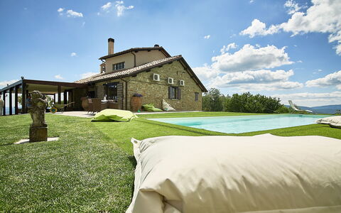 Villa Umbra: Proprietà, Casa, Cielo, Casa, Paesaggio Naturale, Erba, Costruzione, Immobiliare, Villetta, Agriturismo