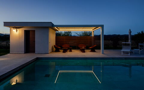 Incanto Toscano: Piscina, Materiale Composito, Shade, Ricorrere, Mobili Da Esterno, Design, Crepuscolo, Struttura Esterna, Color Legno, Latifoglie