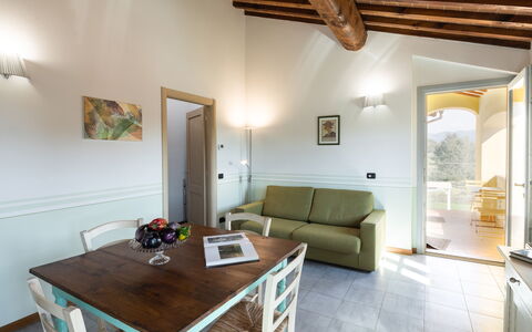 Incanto Toscano: Tavolo, Proprietà, Mobilia, Divano, Cornice, Legna, Illuminazione, Interior Design, Architettura, Soggiorno