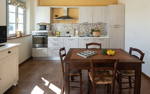 Incanto Toscano: Cabinetry, Controsoffitto, Proprietà, Mobilia, Tavolo, Elettrodomestico Da Cucina, Legna, Cucina Stufa, Interior Design, Cucina