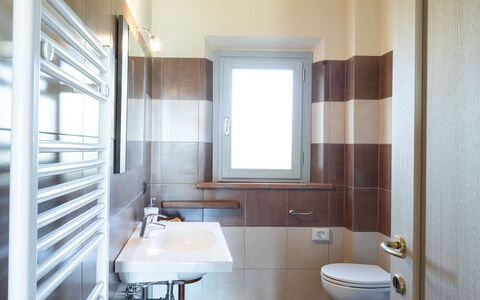 Incanto Toscano: Rubinetto, Idraulico Fixture, Lavello, Mobilia, Lavandino Del Bagno, Legna, Bagno, Specchio, Interior Design, Pavimentazione