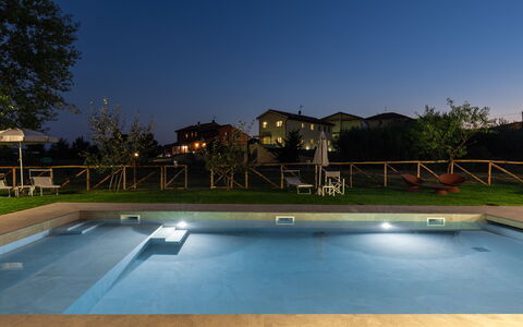 Incanto Toscano: Acqua, Cielo, Pianta, Proprietà, Costruzione, Piscina, Albero, Tempo Libero, Erba, Arecales