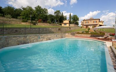 Poggio Pellicciaia: Acqua, Nube, Cielo, Pianta, Costruzione, Piscina, Natura, Azzurro, Albero, Paesaggio Naturale