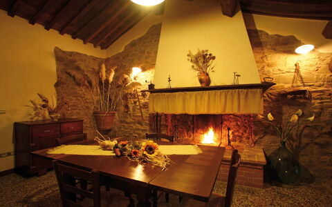 Agriturismo le Calle: Illuminazione, Camera, Interior Design, Tavolo, Costruzione, Mobilia, Ristorante