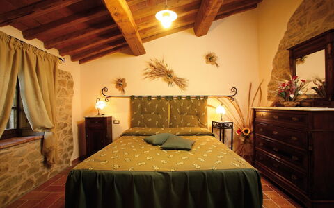 Agriturismo le Calle: Camera Da Letto, Letto, Camera, Mobilia, Proprietà, Lenzuolo, Telaio Del Letto, Interior Design, Costruzione, Bedding