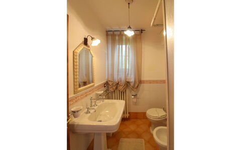 Borgo di Usciano: Parete, Idraulico Fixture, Lavandino Del Bagno, Interior Design, Pavimentazione, Bagno, Lavello, Rubinetto, Pavimento, Illuminazione