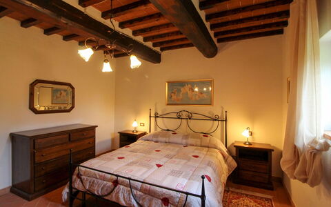 Borgo di Usciano: Parete, Mobilia, Camera Da Letto, Interior Design, Letto, Soffitto, Pavimentazione, Camera, Pavimento, Lenzuolo