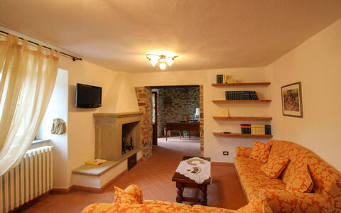 Borgo di Usciano: Mobilia, Interior Design, Parete, Pavimentazione, Camera, Divano, Legna, Soffitto, Pavimento, Soggiorno