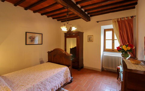 Borgo di Usciano: Mobilia, Parete, Interior Design, Legna, Camera Da Letto, Pavimentazione, Letto, Pavimento, Soffitto, Lenzuolo