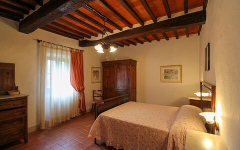 Borgo di Usciano: Mobilia, Parete, Interior Design, Camera Da Letto, Legna, Letto, Pavimentazione, Soffitto, Pavimento, Camera