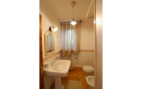 Borgo di Usciano: Proprietà, Camera, Bagno, Interior Design, Lavandino Del Bagno, Costruzione, Immobiliare, Casa, Architettura, Soffitto