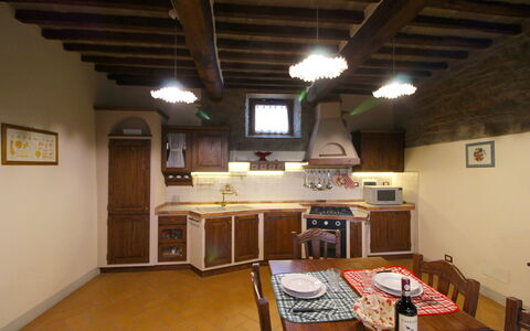 Borgo di Usciano: Camera, Proprietà, Costruzione, Soffitto, Mobilia, Interior Design, Casa, Pavimento, Fascio, Immobiliare