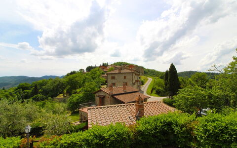 Borgo di Usciano: Nube, Cielo, Pianta, Costruzione, Albero, Paesaggio Naturale, Highland, Lotto, Casa, Finestra