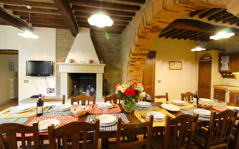 Borgo di Usciano: Ristorante, Costruzione, Camera, Proprietà, Sala Da Pranzo, Interior Design, Tavolo, Immobiliare, Mobilia