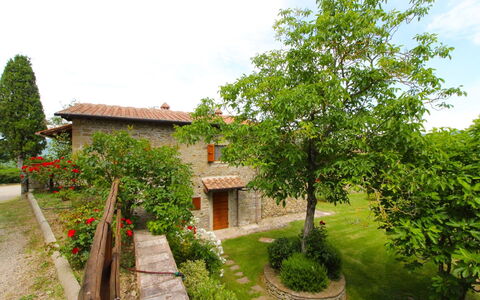 Borgo di Usciano: Pianta, Cielo, Nube, Proprietà, Costruzione, Finestra, Verde, Albero, Paesaggio Naturale, Casa